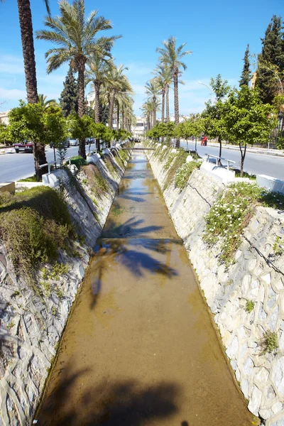 Canal de água principal que corre através do tom de Kusadasi na Turquia — Fotografia de Stock