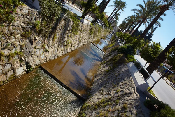 Canale d'acqua principale che attraversa il tono di Kusadasi in Turchia — Foto Stock