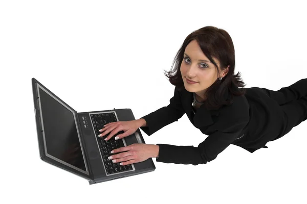 Деловая женщина работает на ноутбуке — стоковое фото