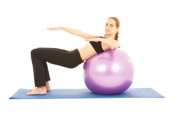 Ajuste jovem morena pilates instrutor mostrando diferentes exercícios — Fotografia de Stock