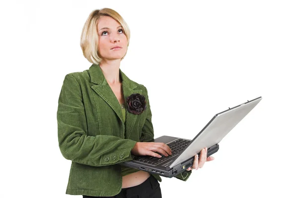 Femme d'affaires veste verte, travaillant sur ordinateur portable — Photo