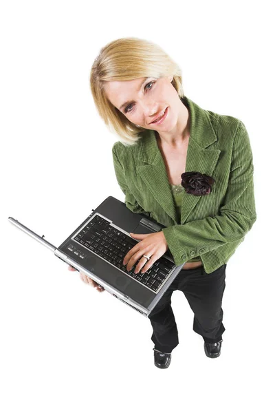 商务女人绿色夹克，在笔记本电脑上工作 — 图库照片