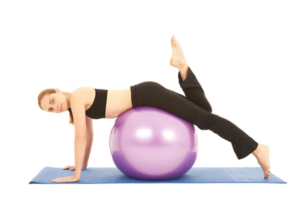 Přizpůsobit mladá brunetka ukazující různé cvičení pilates instruktor — Stock fotografie