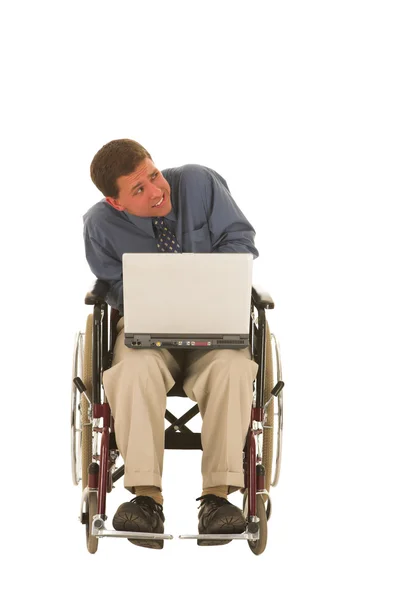 Muž sedící na vozíku, pracovat na notebooku. — Stock fotografie