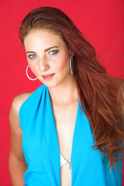Fiatal nő, egy kék nyári ruha — Stock Fotó