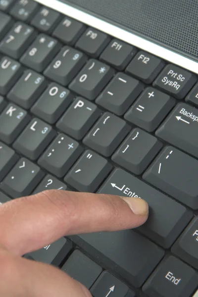 Manos escribiendo en el teclado — Foto de Stock