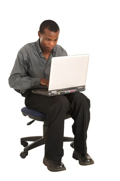 Бізнесмен працює на ноутбуці — стокове фото