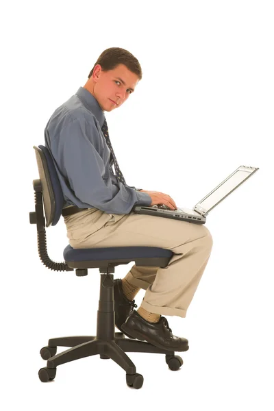 Zakenman werkt aan laptop. — Stockfoto