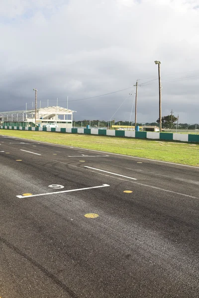Grelha de partida em frente à pista de pit lane de Killarney Race Track no Cabo Ocidental, África do Sul — Fotografia de Stock
