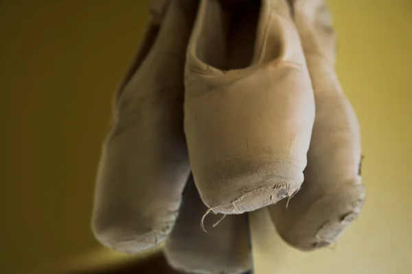 Повесить пару балетных туфель — стоковое фото