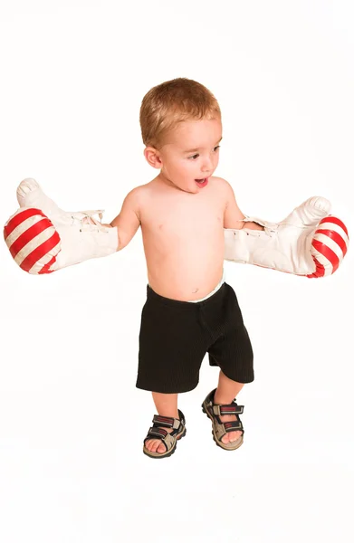 Todler de pé com grandes luvas de boxe . — Fotografia de Stock