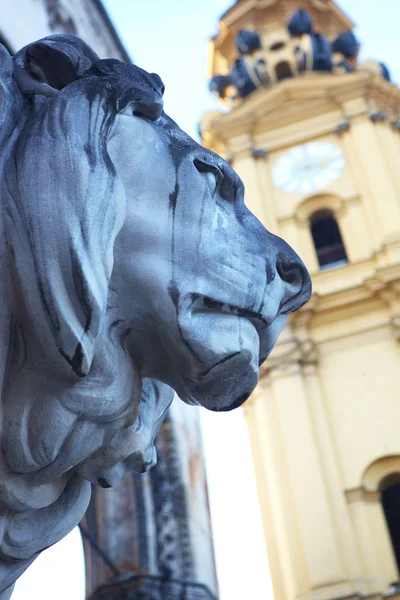 Feldherrnhalle önünde aslan heykelleri — Stok fotoğraf