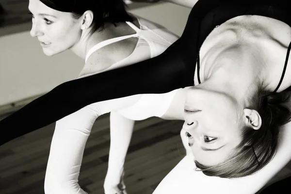 A couple of Female Dancers practicing in studio — Stock Photo, Image