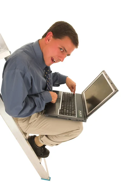 Man zit op de ladder die op laptop werkt — Stockfoto