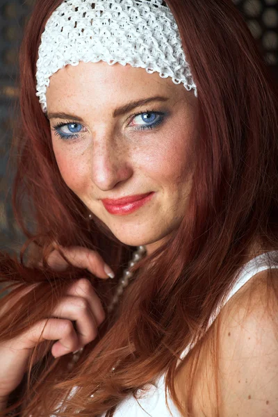 Młodych kobiet dorosłych modelka z naturalnych włosów czerwony — Zdjęcie stockowe