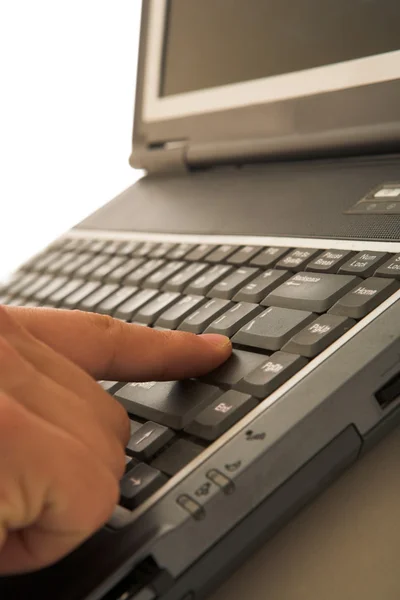 Tippen auf dem Laptop. — Stockfoto