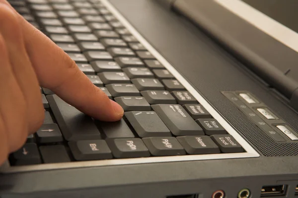 Tippen auf dem Laptop. — Stockfoto