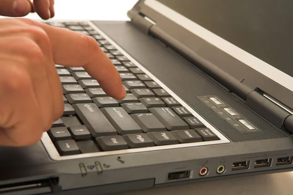 Escribir en el ordenador portátil. — Foto de Stock