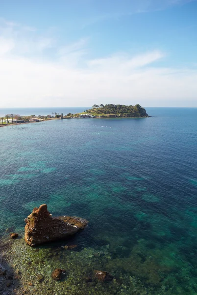 Malé turistické ostrov nedaleko přístavu kusadasi — Stock fotografie