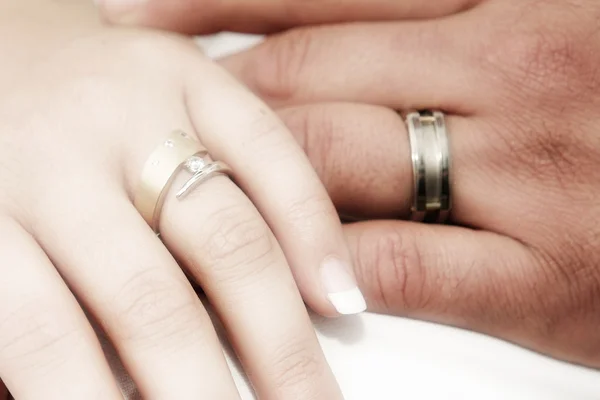 結婚指輪とロマンチックな手 — ストック写真