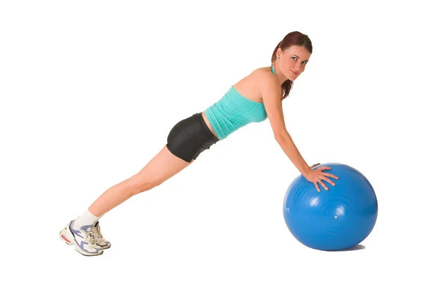 체육관 공을 추진 하는 여자. — 스톡 사진