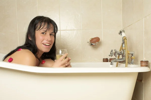 Donna nuda in un bagno, con in mano un bicchiere di champagne — Foto Stock