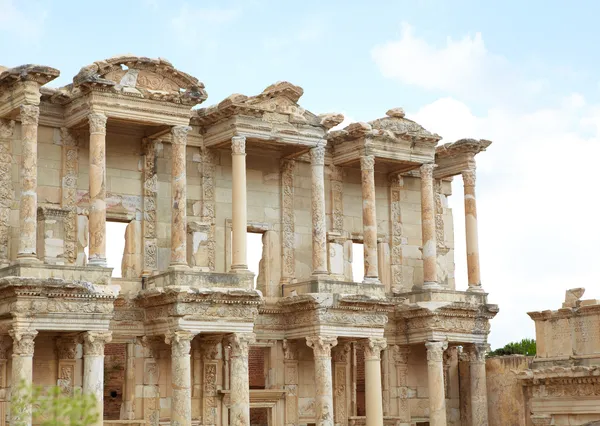 Les restes et les statues de l'énorme bibliothèque de Celsus dans la ville d'Ephèse en Turquie moderne Photo De Stock