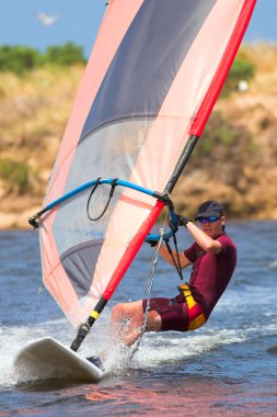 hızlı hareketli windsurfer keurbooms lagoon, Güney Afrika, su.