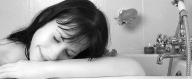 bir banyoda çıplak kadın.