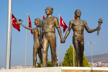 Atatürk Anıtı ve gençlik, Kuşadası, Türkiye