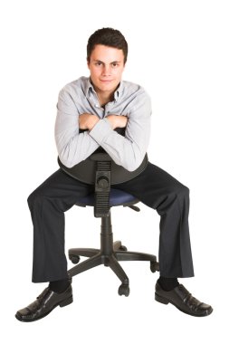 Ofis koltuğunda oturan bir iş adamı.