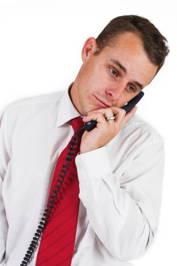 mavi bir telefon ile takım elbiseli bir adam iş