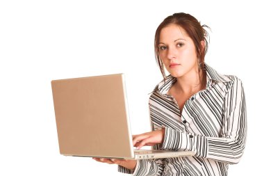 iş kadını kahverengi saçlı bir laptop holding
