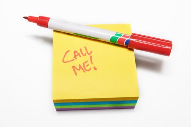 Kırmızı elyaf uçlu kalem ve yapışkan pad Not