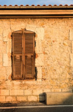 antibes, Fransa eski bir binanın pancurlar
