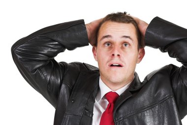 siyah deri ceket, beyaz gömlek ve kırmızı kravat işadamı