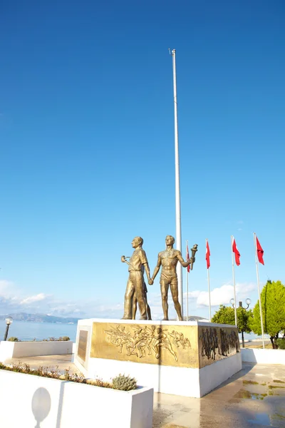 Monument van ataturk en jeugd, kusadasi, Turkije — Stockfoto