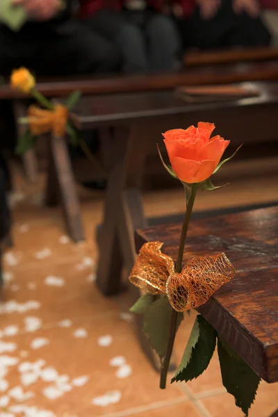 Single flower decorations on the seats at a wedding ceremony — Stock Photo, Image