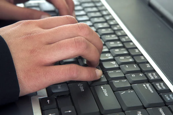 Handen typen op toetsenbord — Stockfoto