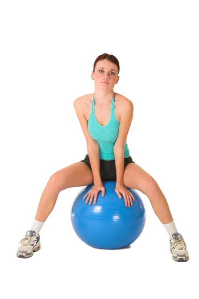 Kobieta siedzi na piłka gimnastyczna — Zdjęcie stockowe