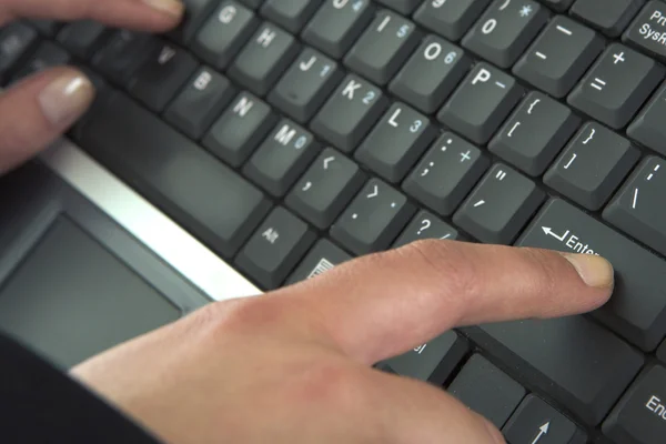 Руки печатают на клавиатуре — стоковое фото