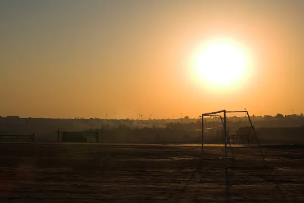 Sonnenuntergang auf dem ländlichen Fußballplatz — Stockfoto