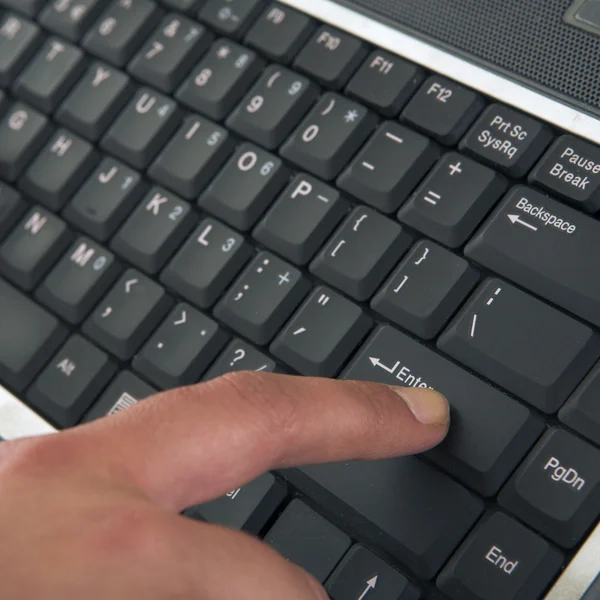 Mãos digitando no teclado — Fotografia de Stock