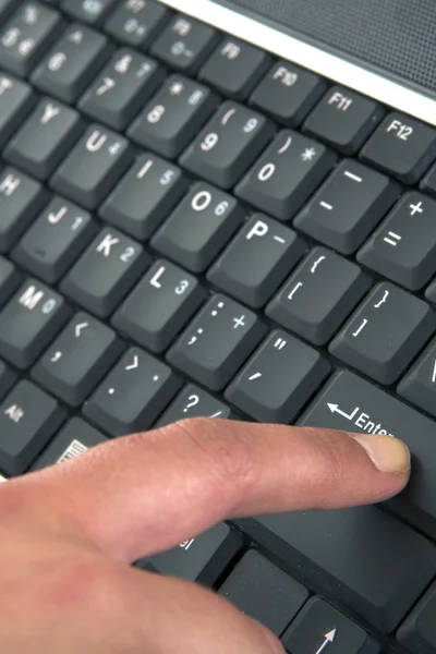 Manos escribiendo en el teclado — Foto de Stock