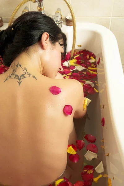 Mulher nua em um banho . — Fotografia de Stock