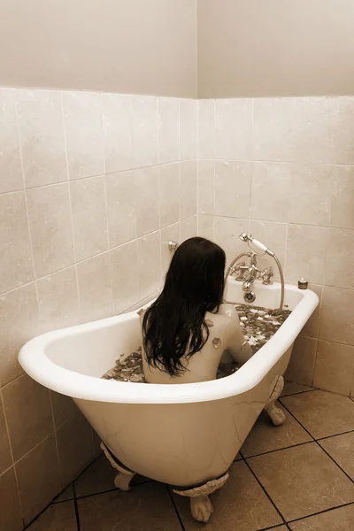 Donna nuda in un bagno . — Foto Stock