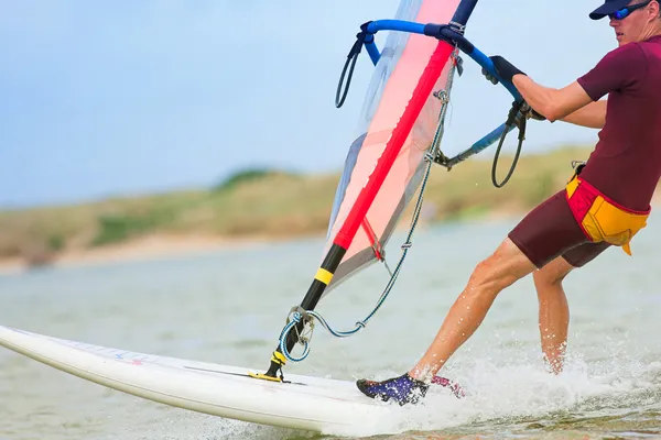 Windsurfista en movimiento rápido en el agua en Keurbooms Lagoon, Sudáfrica . —  Fotos de Stock