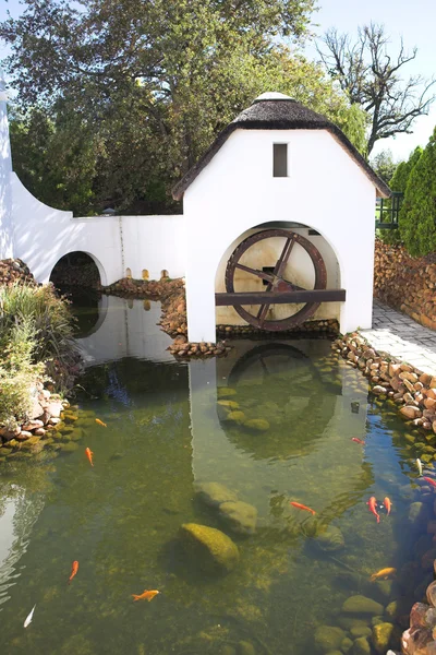 Antiguo molino de agua junto a la bodega en Plaisir de Merle, Sudáfrica —  Fotos de Stock