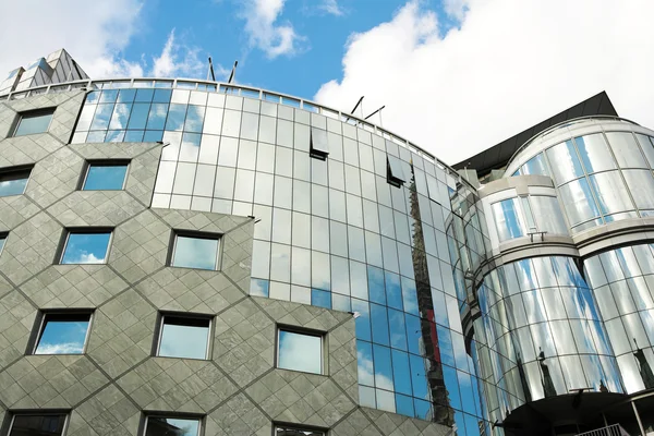 Budova ve Vídni, Rakousko ze skla a oceli — Stock fotografie