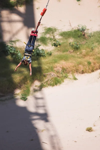 Bungy jumper på gouritz river bridge, Sydafrika — Stockfoto